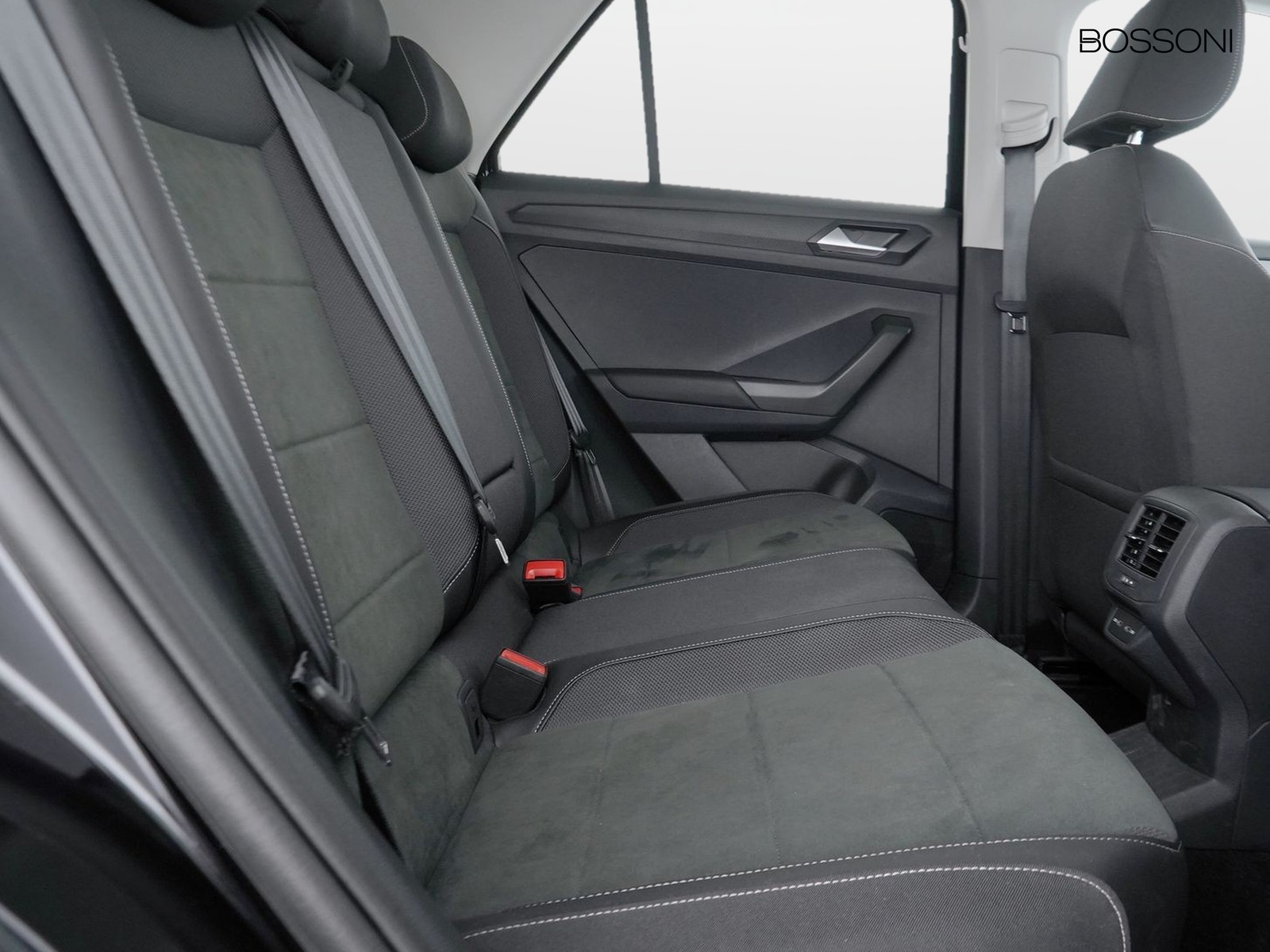 9 - Volkswagen T-Roc 1.0 tsi 110cv style