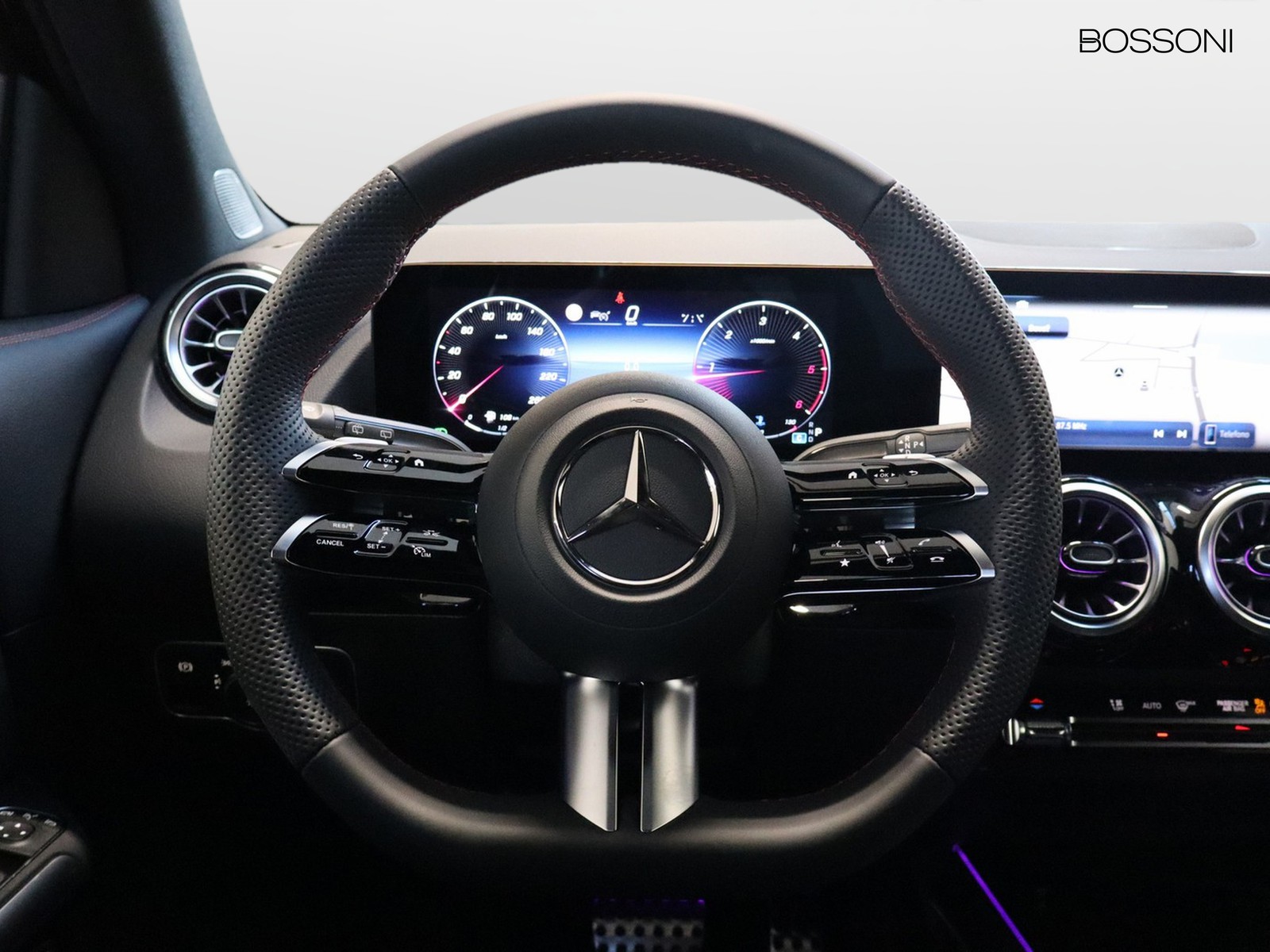 17 - Mercedes GLA 180 d amg line advanced plus 8g-dct