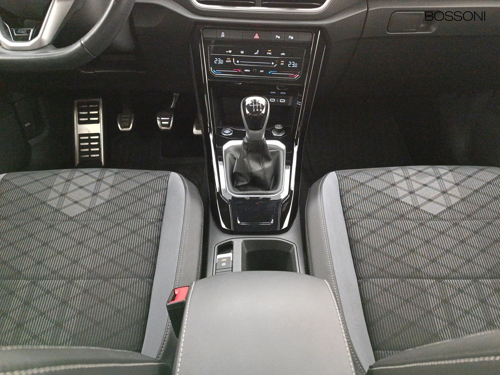 14 - Volkswagen T-Roc 1.0 tsi 110cv r line