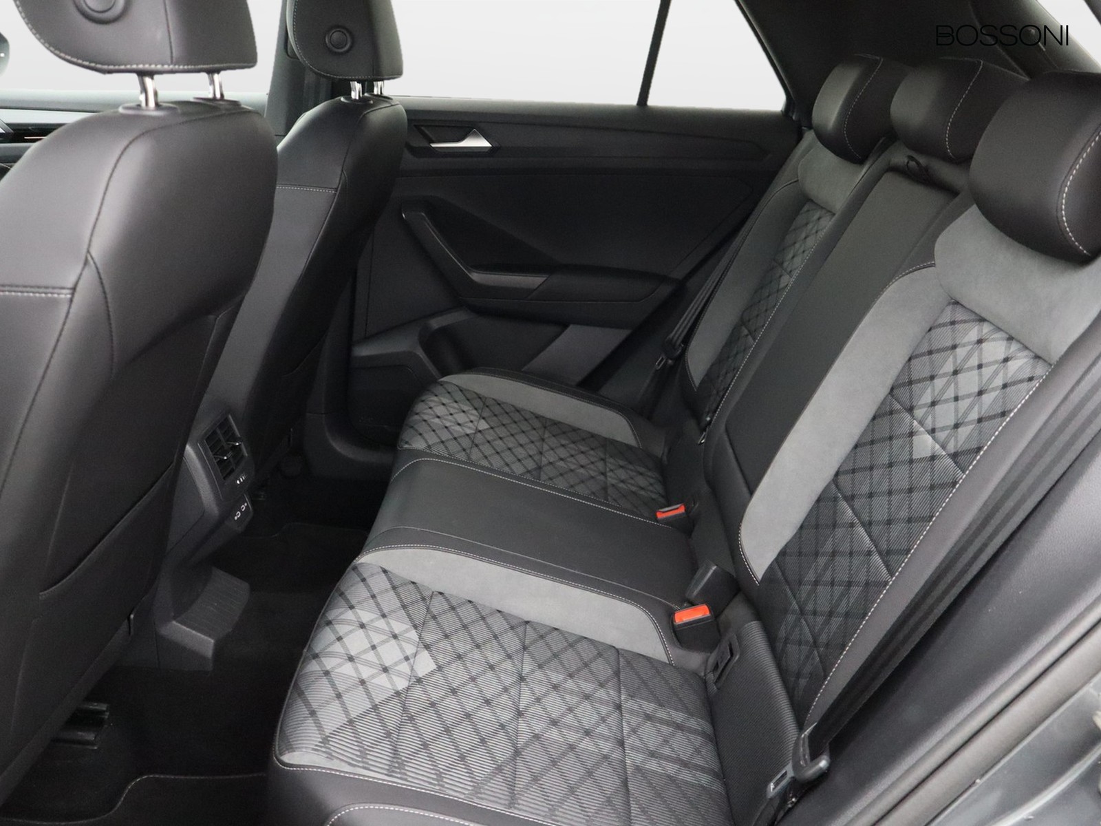 8 - Volkswagen T-Roc 1.5 tsi act r line dsg
