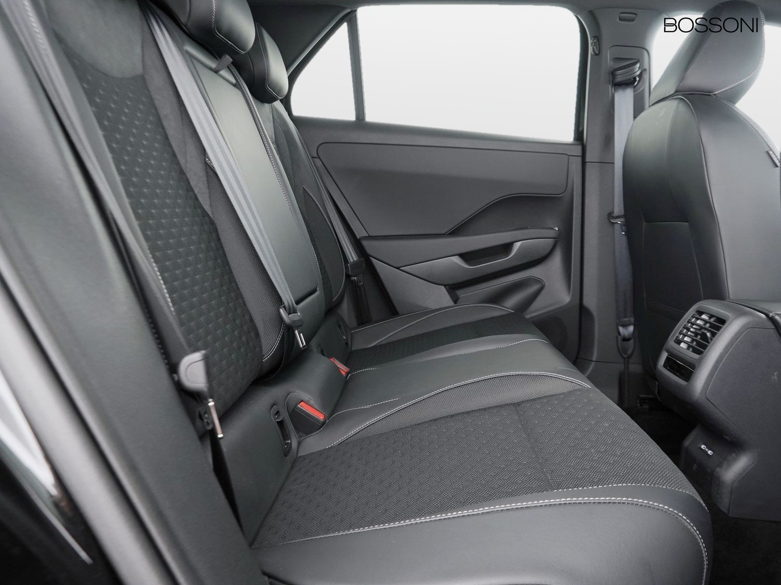 9 - Volkswagen T-Roc 1.5 etsi act 150cv r-line dsg