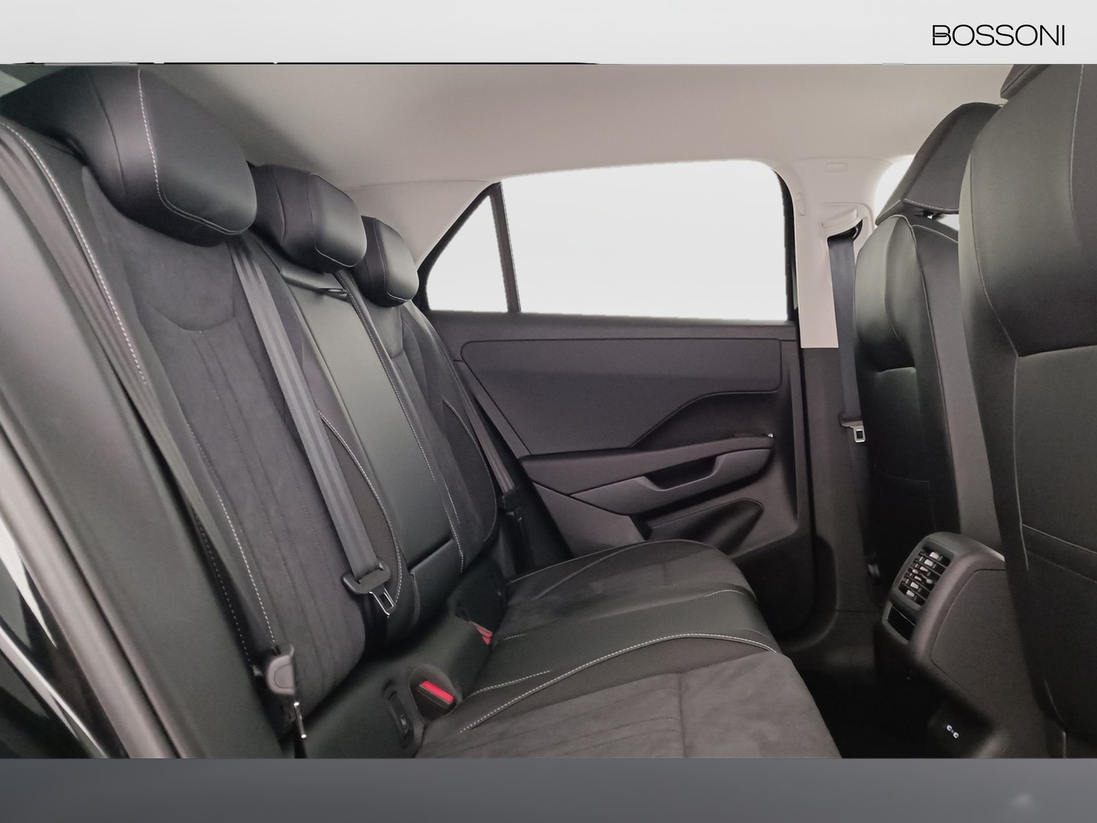 9 - Volkswagen T-Roc 1.5 etsi act 150cv style dsg