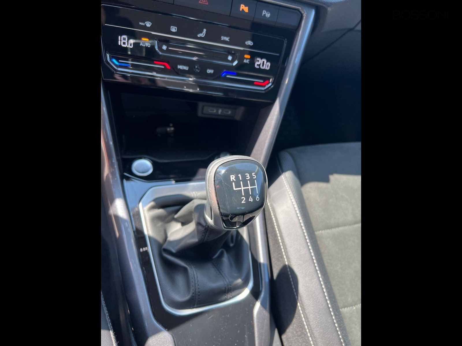 6 - Volkswagen T-Roc 1.0 tsi 110cv style