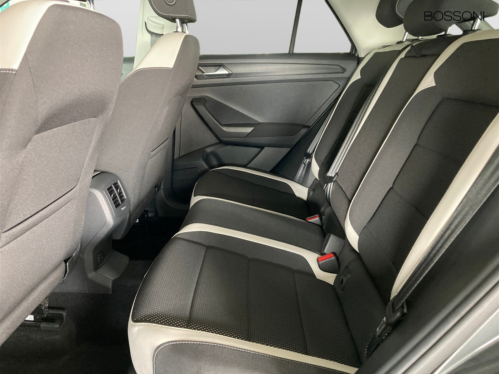 9 - Volkswagen T-Roc 1.6 tdi scr advanced