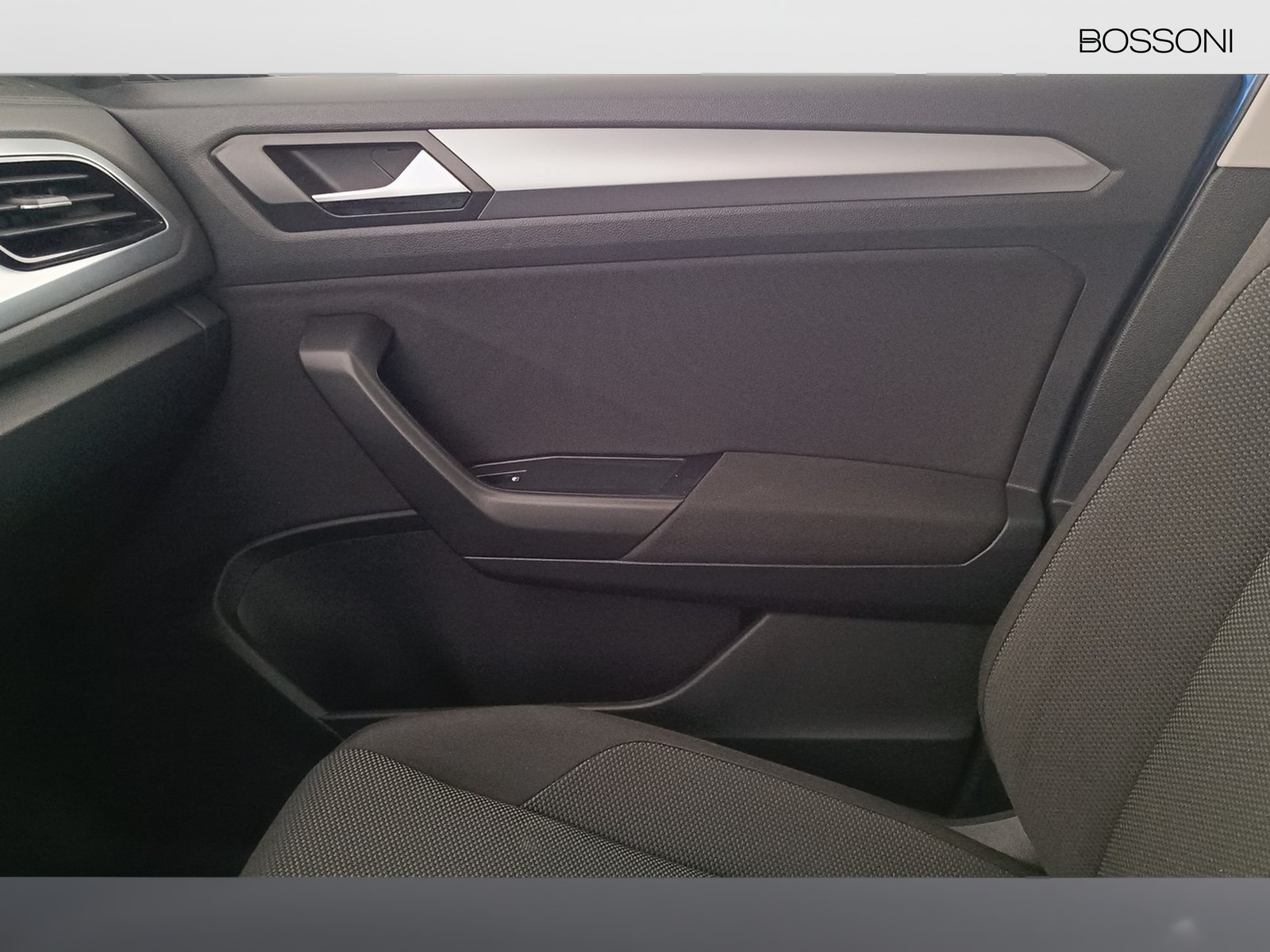 8 - Volkswagen T-Roc 1.0 tsi 110cv life