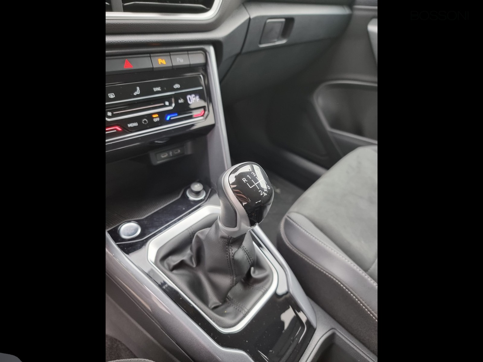 8 - Volkswagen T-Roc 1.0 tsi 110cv style