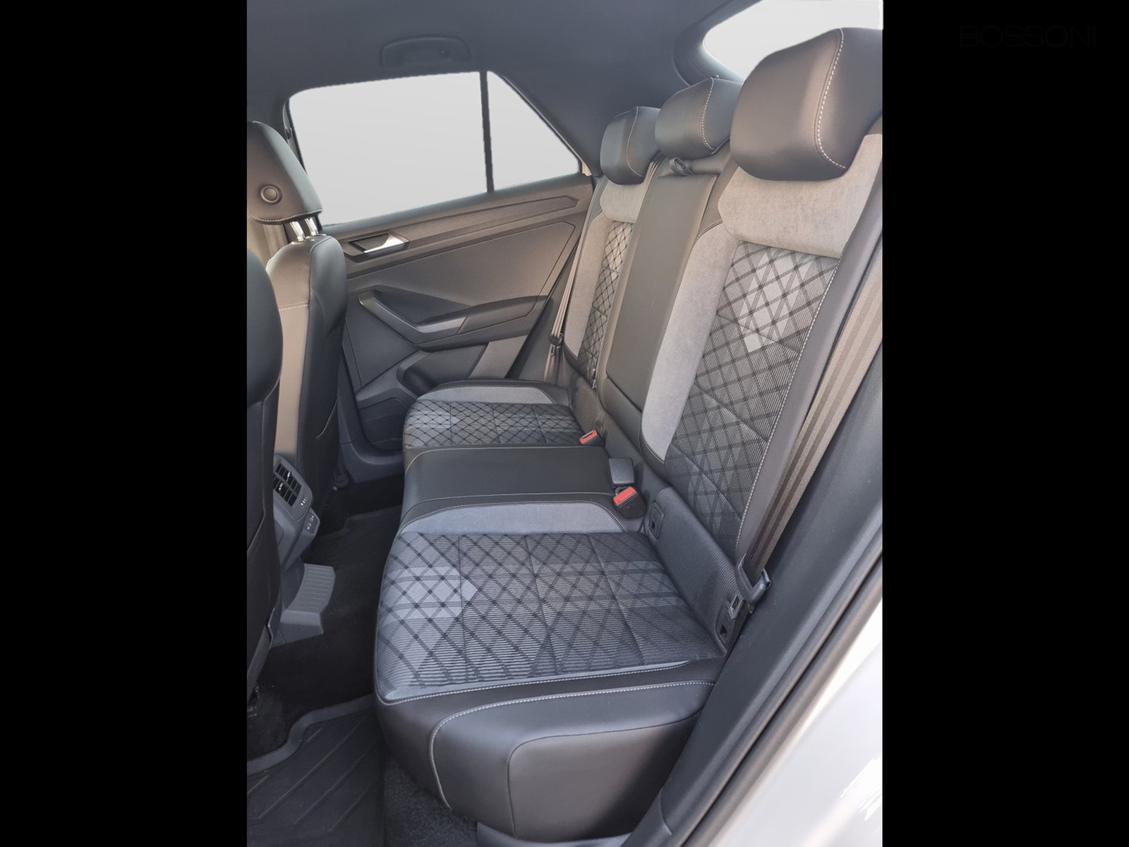 9 - Volkswagen T-Roc 1.0 tsi 110cv r line