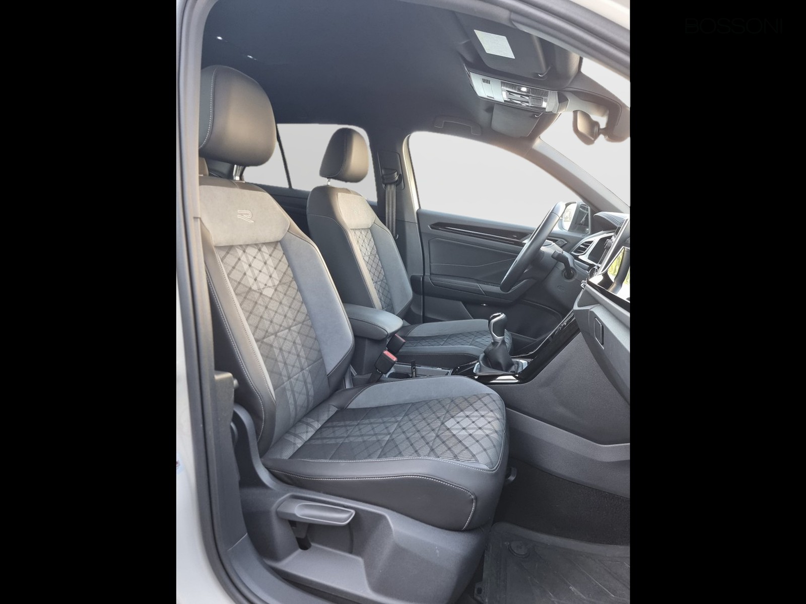12 - Volkswagen T-Roc 1.0 tsi 110cv r line