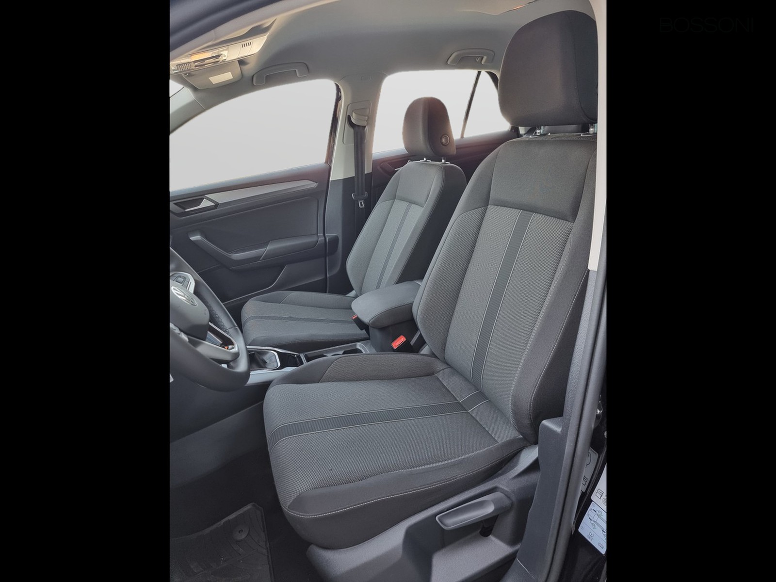 8 - Volkswagen T-Roc 1.5 tsi act life dsg