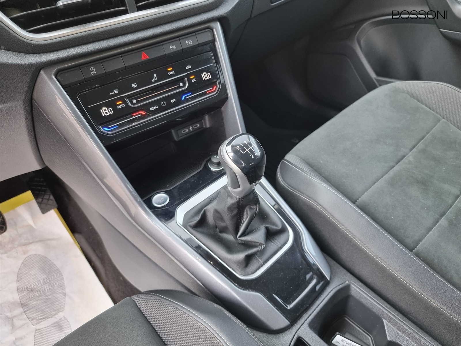 8 - Volkswagen T-Roc 1.0 tsi 110cv style