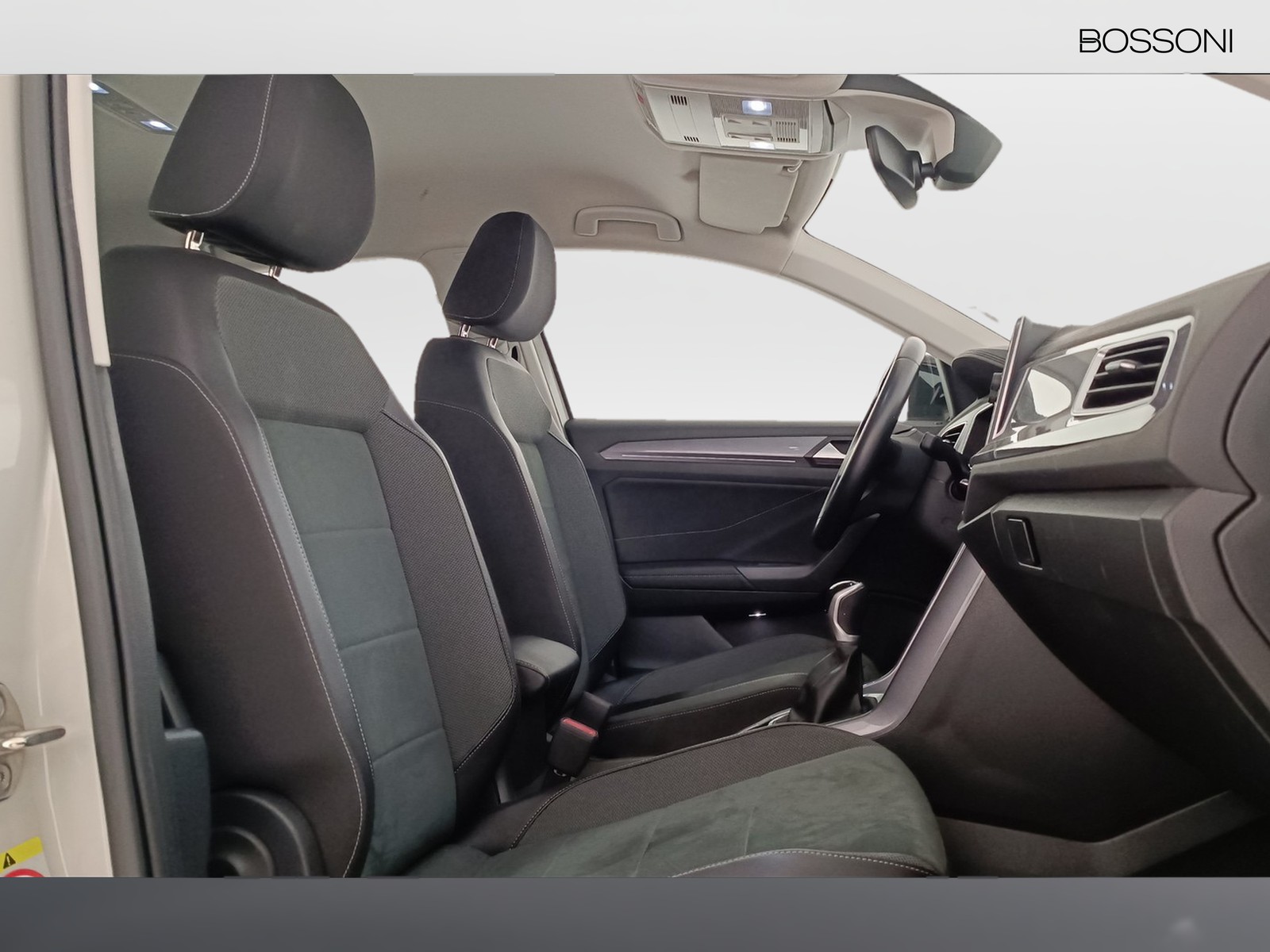 8 - Volkswagen T-Roc 1.0 tsi 110cv style