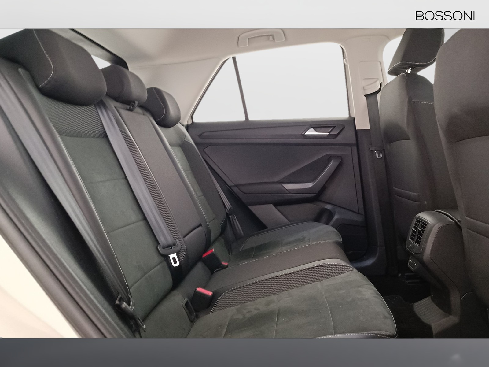 9 - Volkswagen T-Roc 1.0 tsi 110cv style