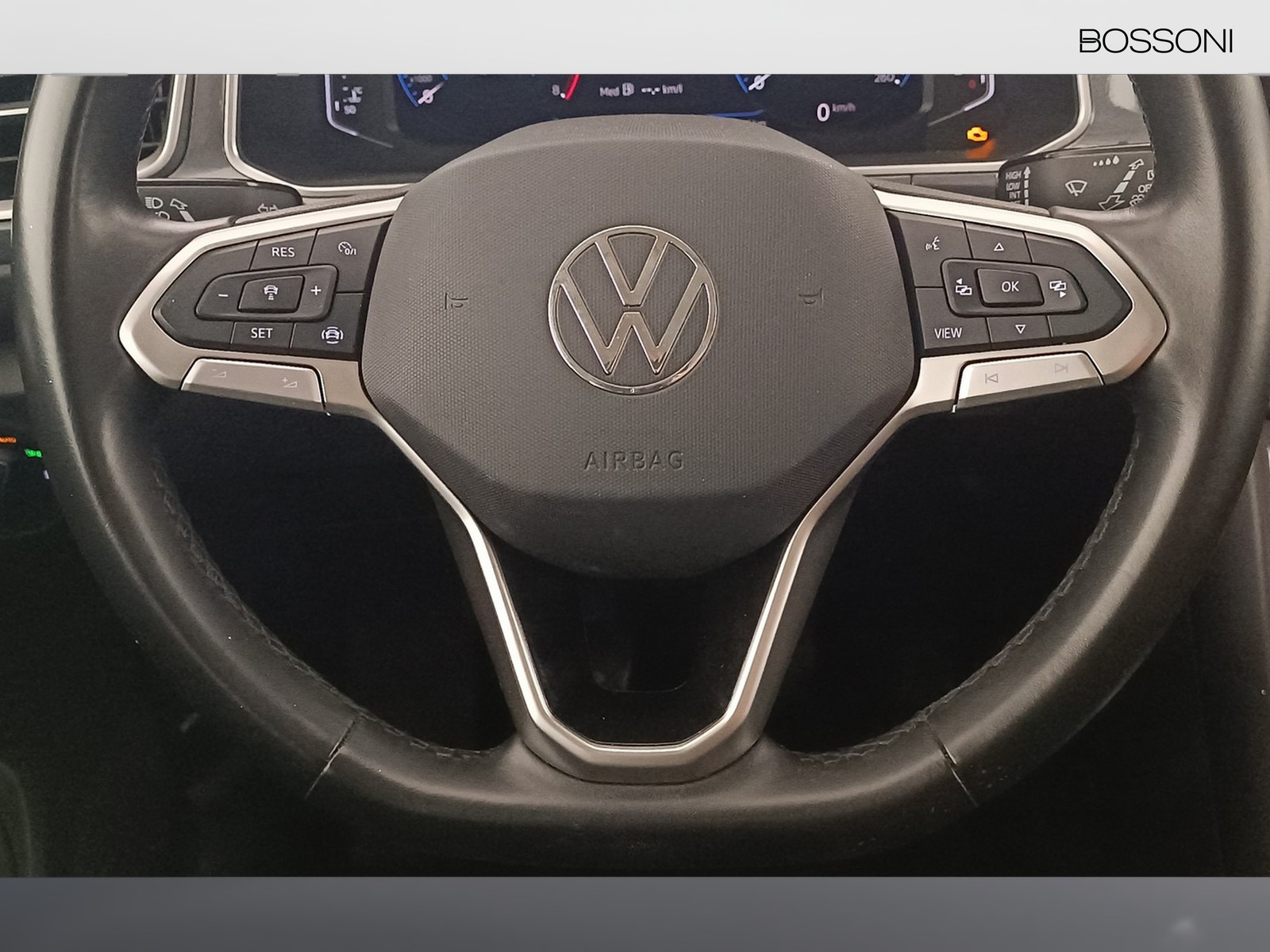 16 - Volkswagen T-Roc 1.0 tsi 110cv style