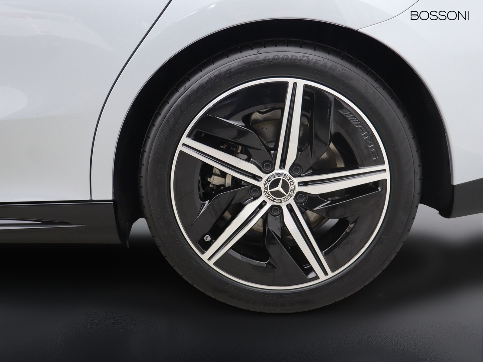 4 - Mercedes CLA 200 amg line advanced plus 4matic auto