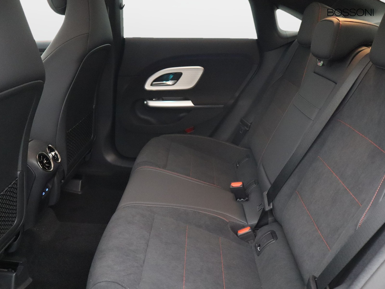 8 - Mercedes CLA 200 amg line advanced plus 4matic auto