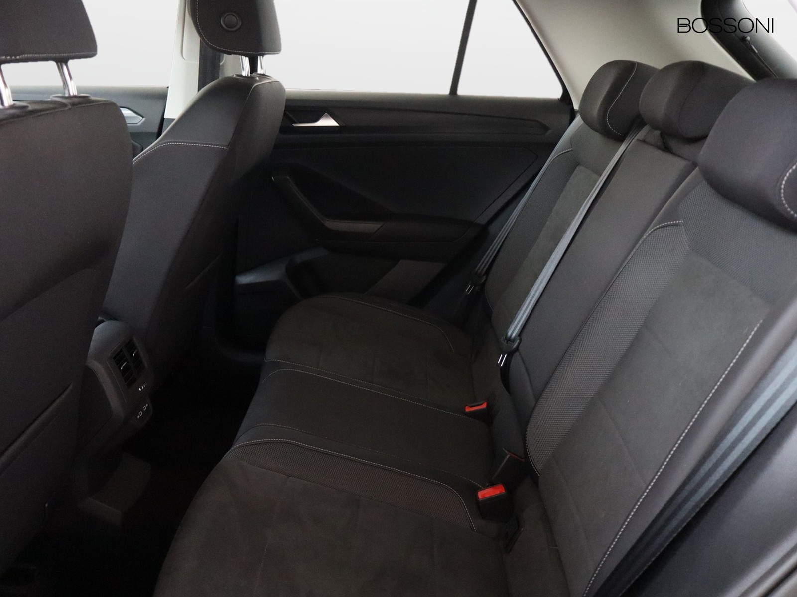 8 - Volkswagen T-Roc 2.0 tdi scr 150cv sport dsg