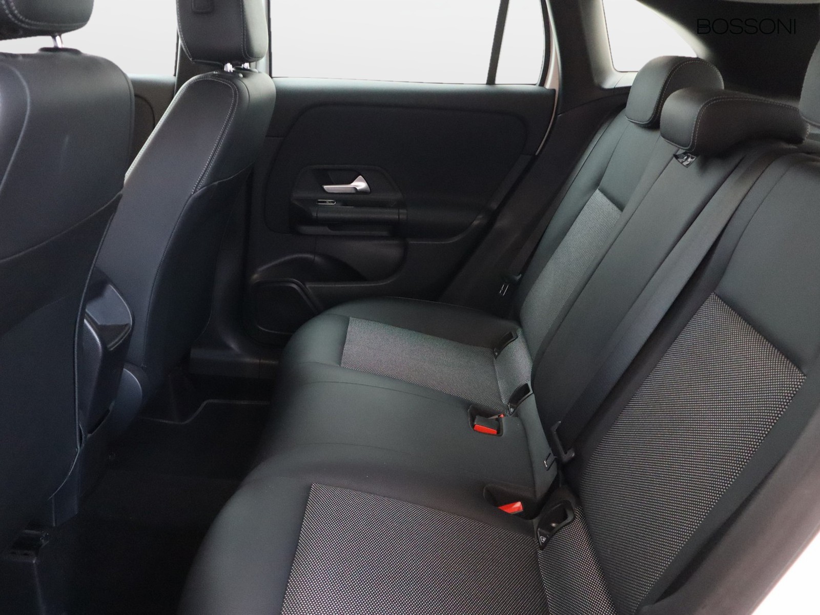 8 - Mercedes GLA 180 d business 8g-dct