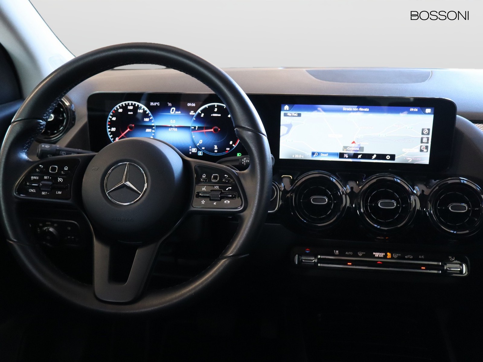 12 - Mercedes GLA 180 d business 8g-dct