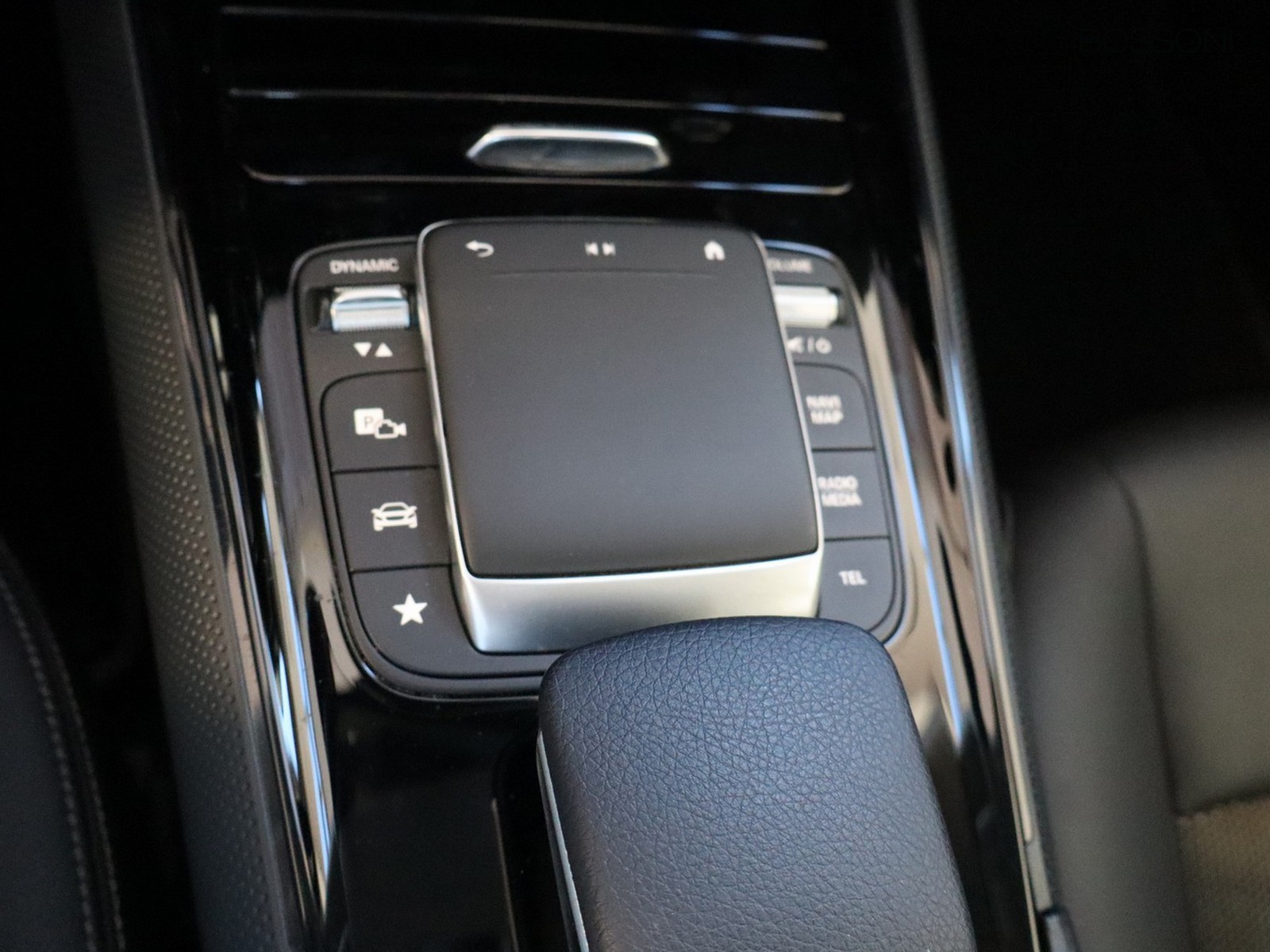 14 - Mercedes GLA 180 d business 8g-dct