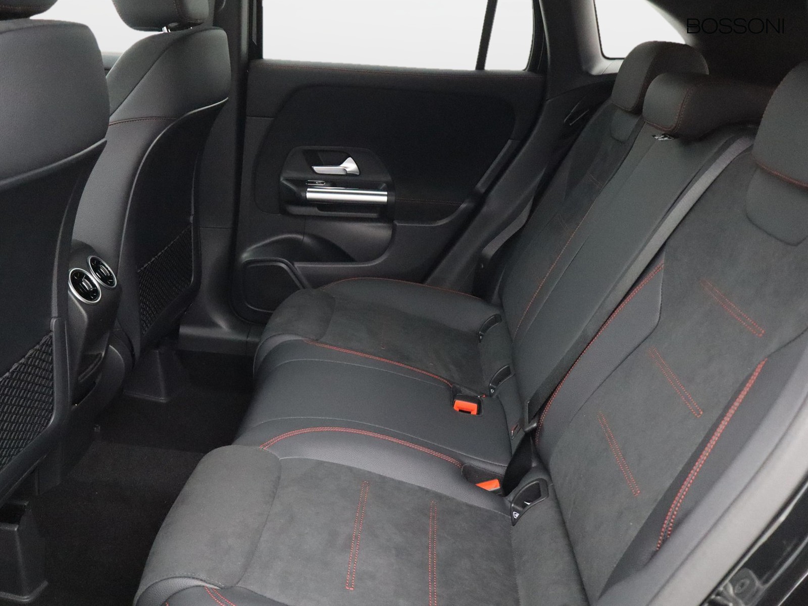 8 - Mercedes GLA 200 d amg line extra 8g-dct