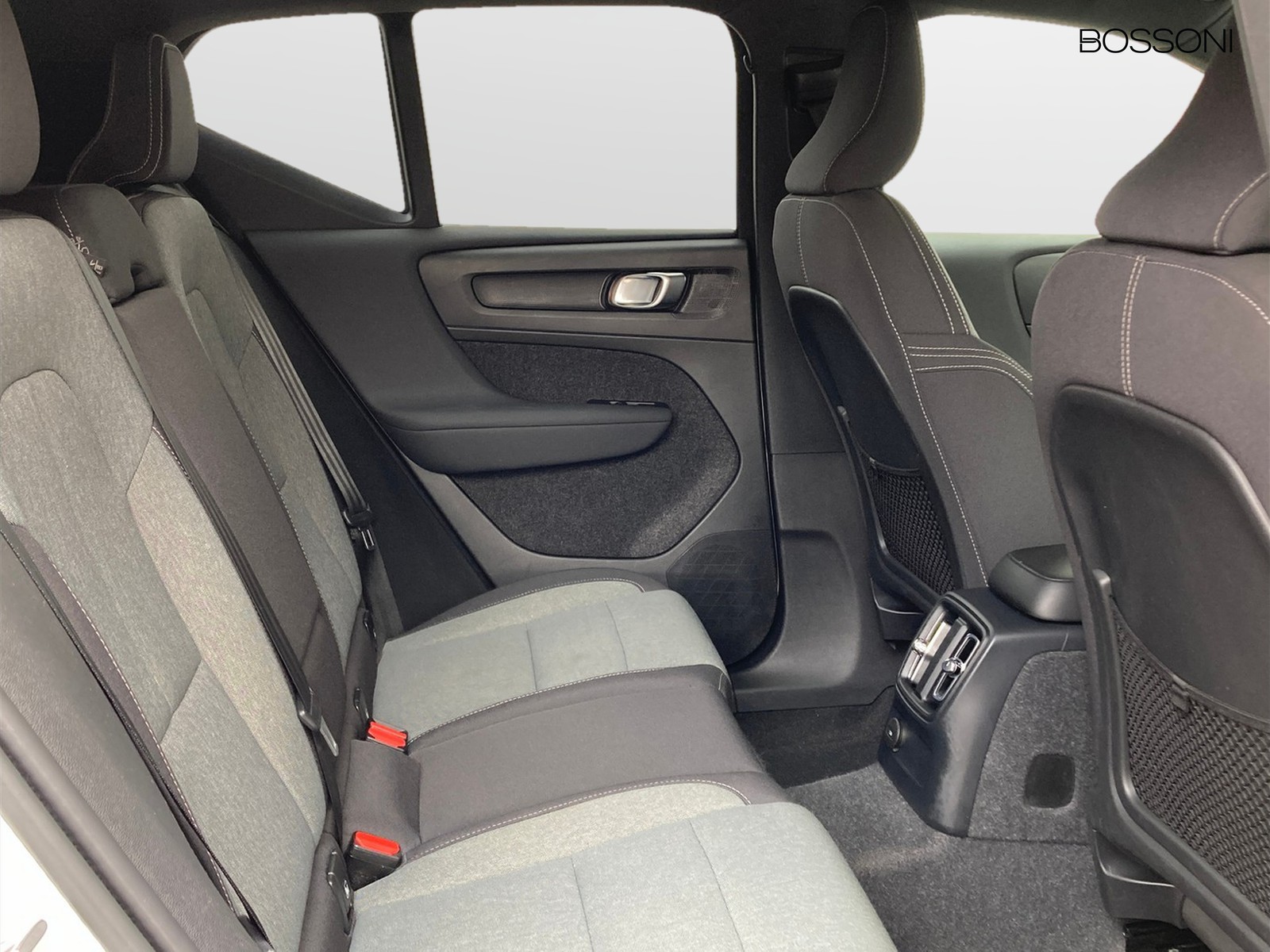 9 - Volvo XC40 1.5 t4 recharge plug-in-hybrid core automatico