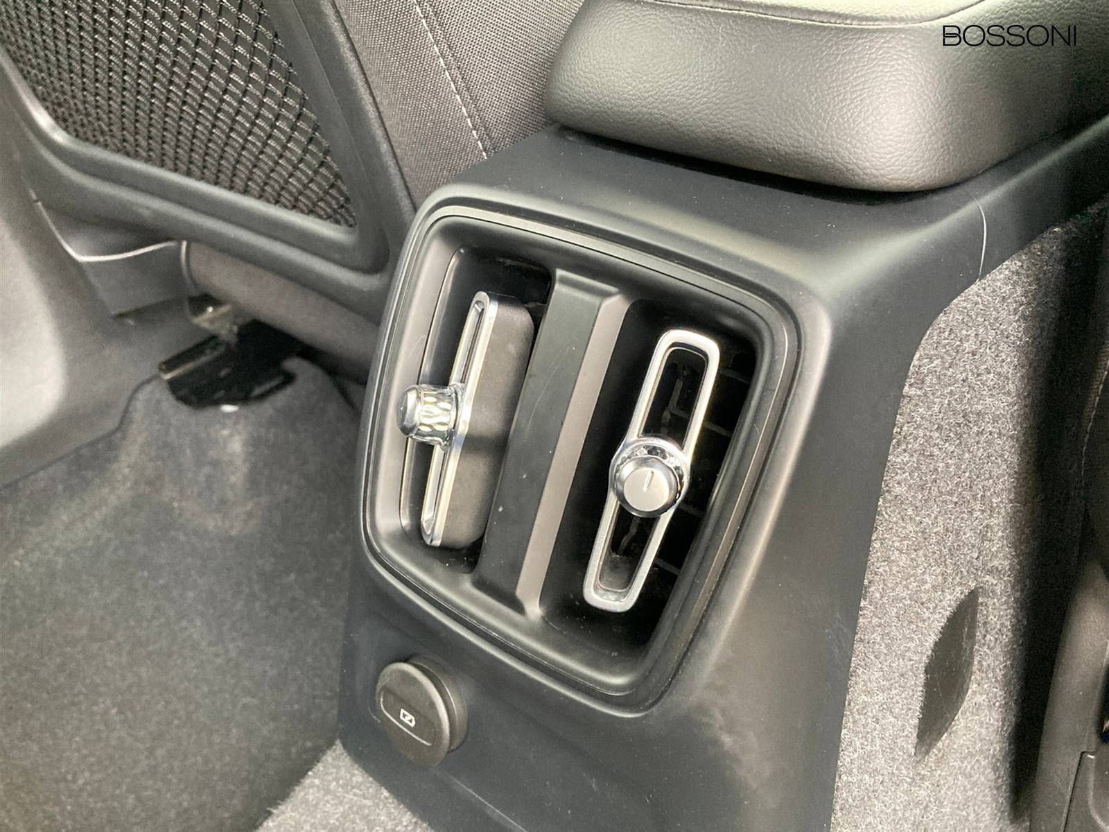 12 - Volvo XC40 1.5 t4 recharge plug-in-hybrid core automatico