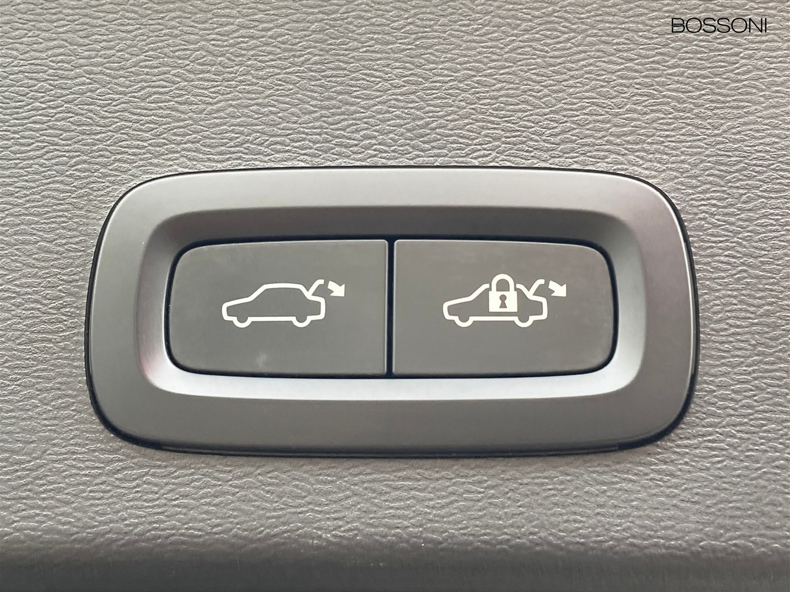 27 - Volvo XC40 1.5 t4 recharge plug-in-hybrid core automatico