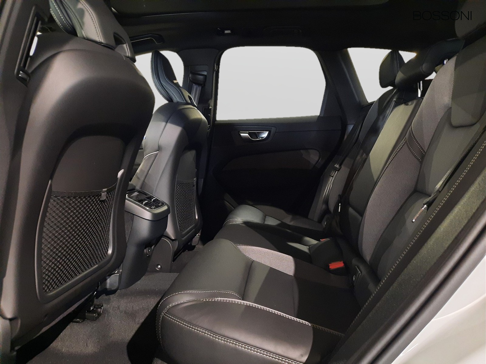 10 - Volvo XC60 2.0 b5 mild hybrid ultra black edition awd automatico