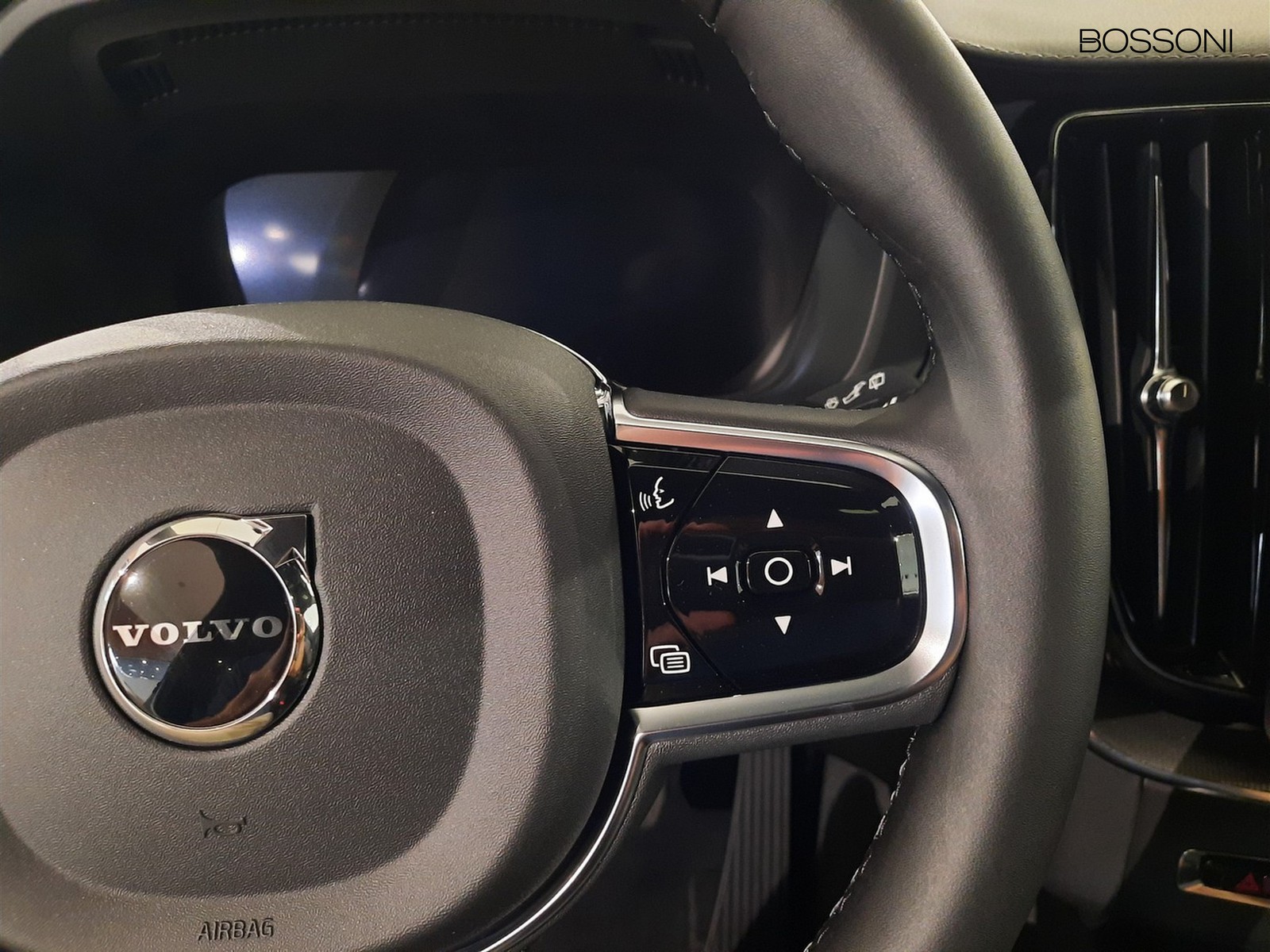 14 - Volvo XC60 2.0 b5 mild hybrid ultra black edition awd automatico
