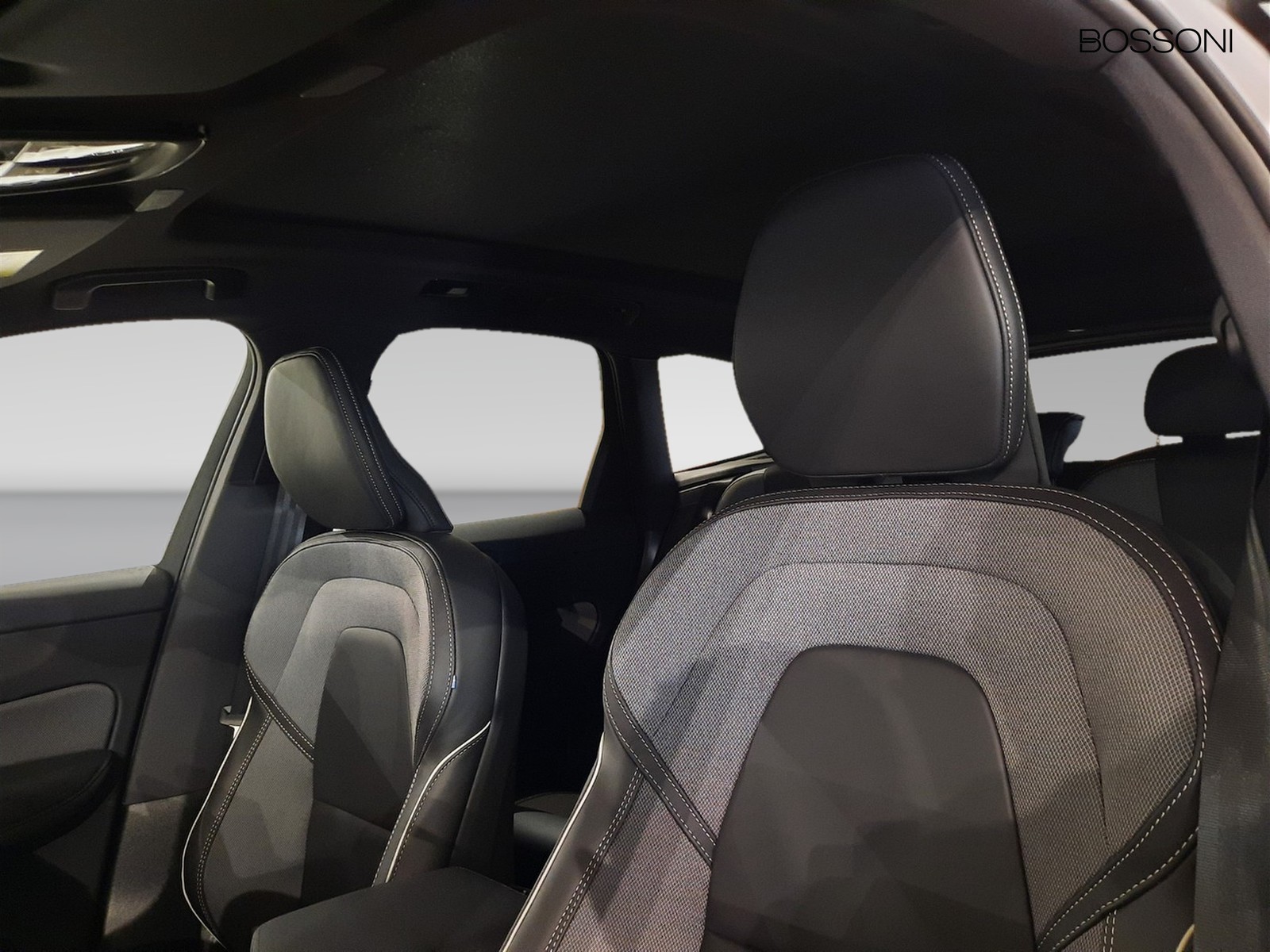 17 - Volvo XC60 2.0 b5 mild hybrid ultra black edition awd automatico