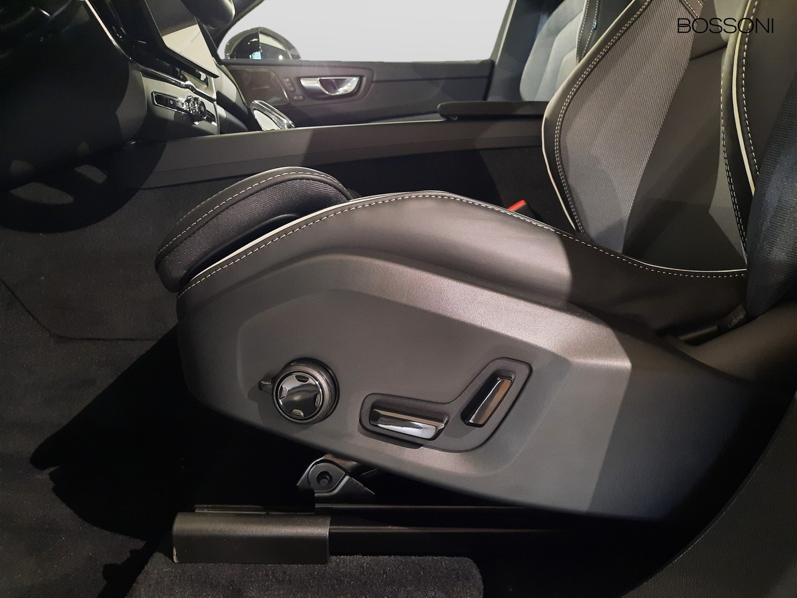 18 - Volvo XC60 2.0 b5 mild hybrid ultra black edition awd automatico