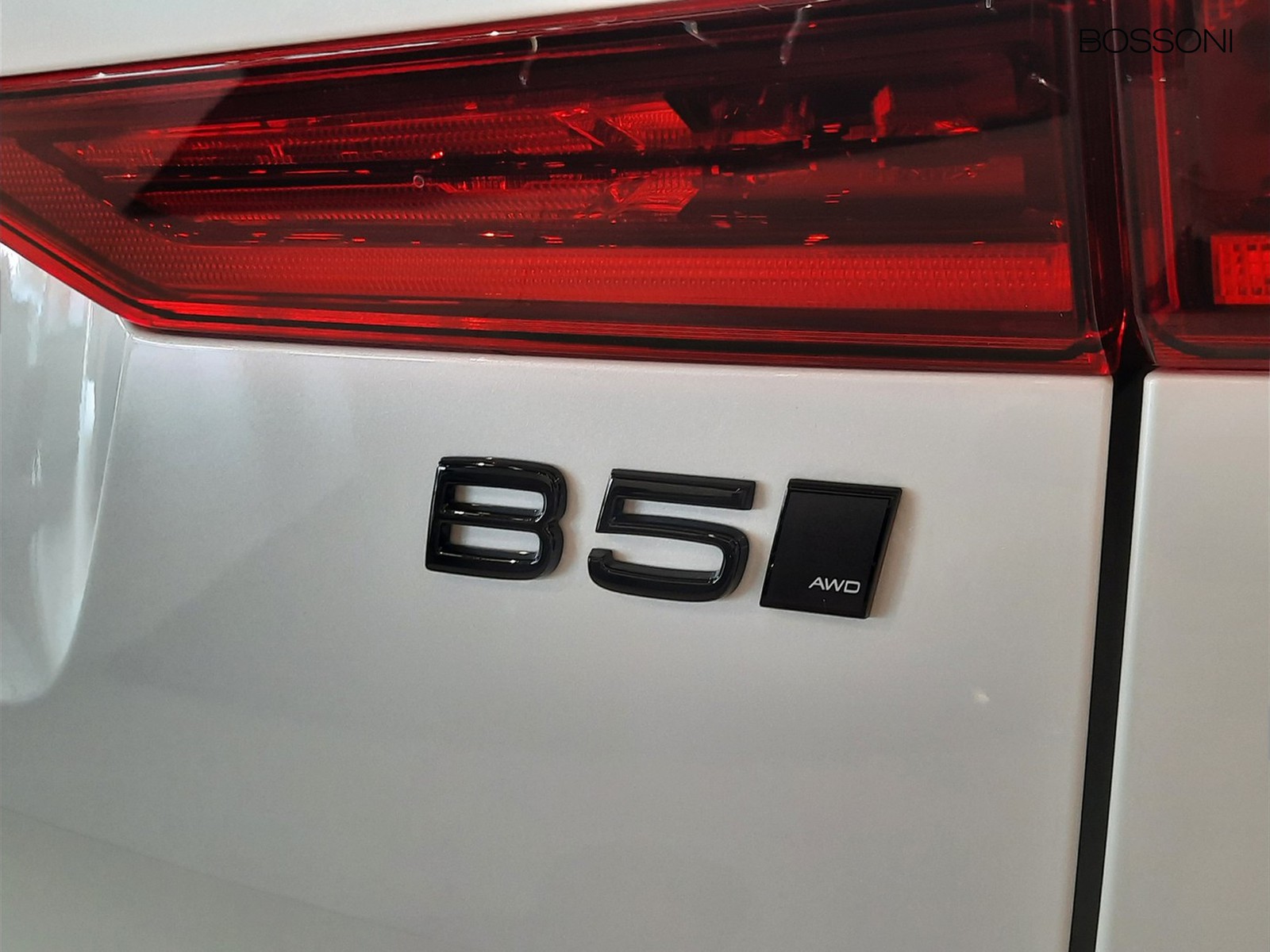 27 - Volvo XC60 2.0 b5 mild hybrid ultra black edition awd automatico