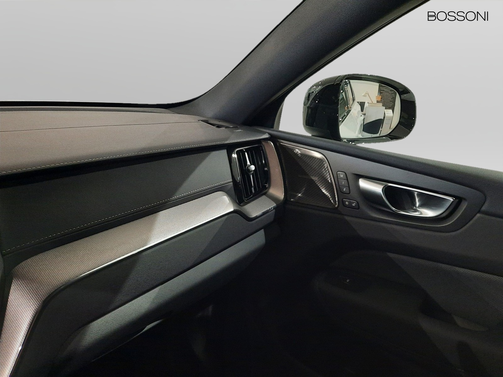 28 - Volvo XC60 2.0 b5 mild hybrid ultra black edition awd automatico