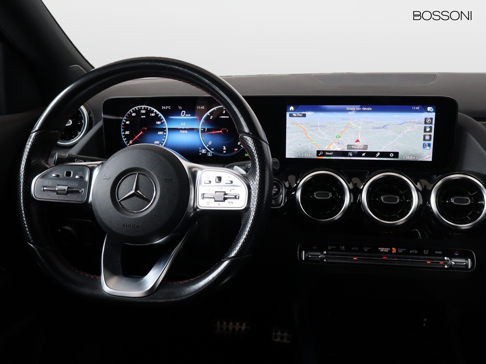 12 - Mercedes GLA 200 d premium 8g-dct