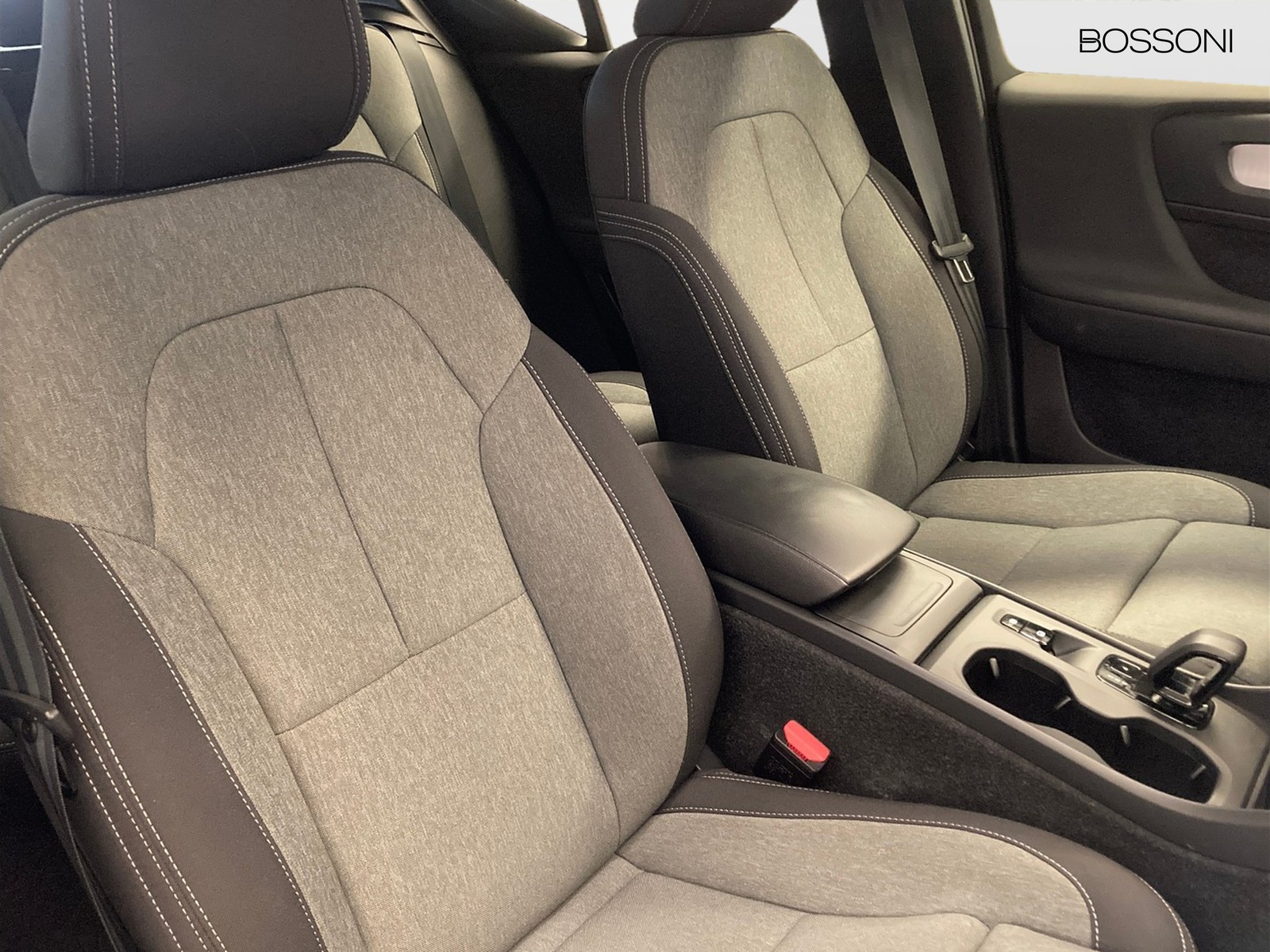 8 - Volvo XC40 2.0 b3 core automatico