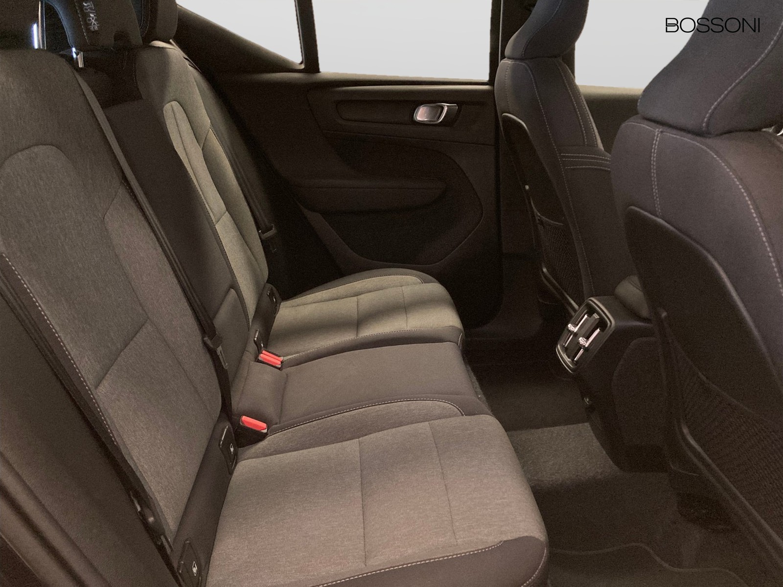 9 - Volvo XC40 2.0 b3 core automatico
