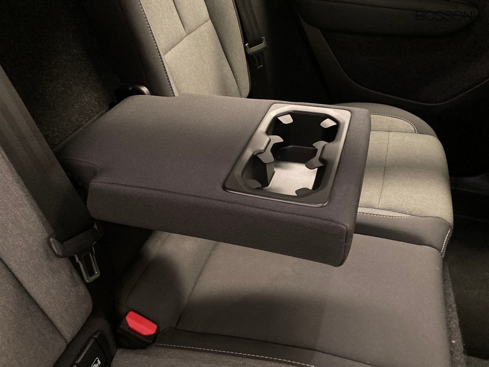 11 - Volvo XC40 2.0 b3 core automatico