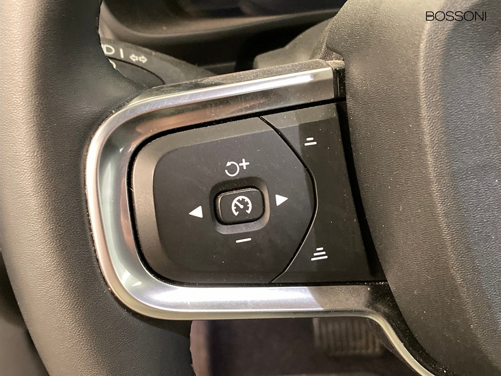 14 - Volvo XC40 2.0 b3 core automatico