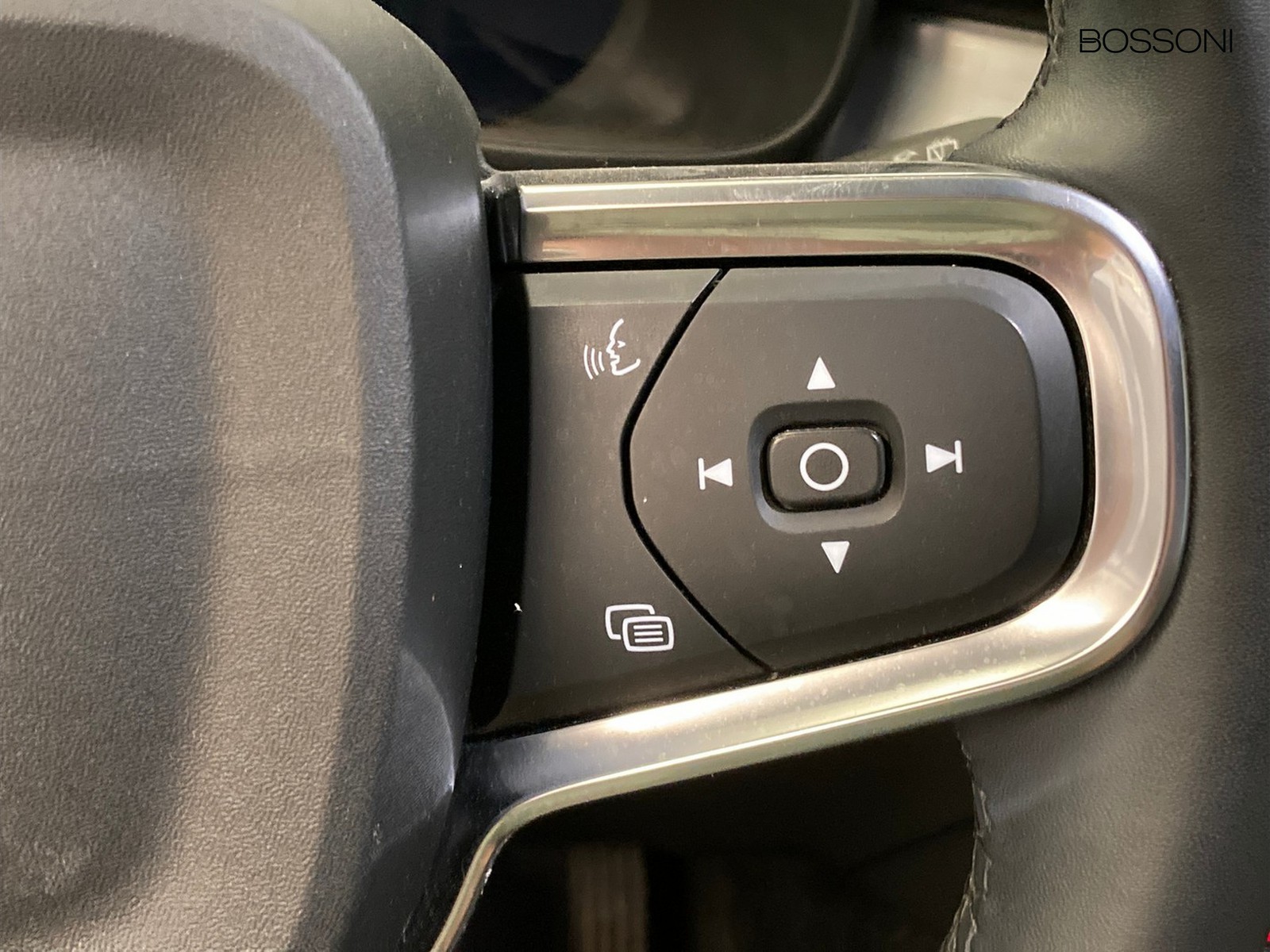 15 - Volvo XC40 2.0 b3 core automatico