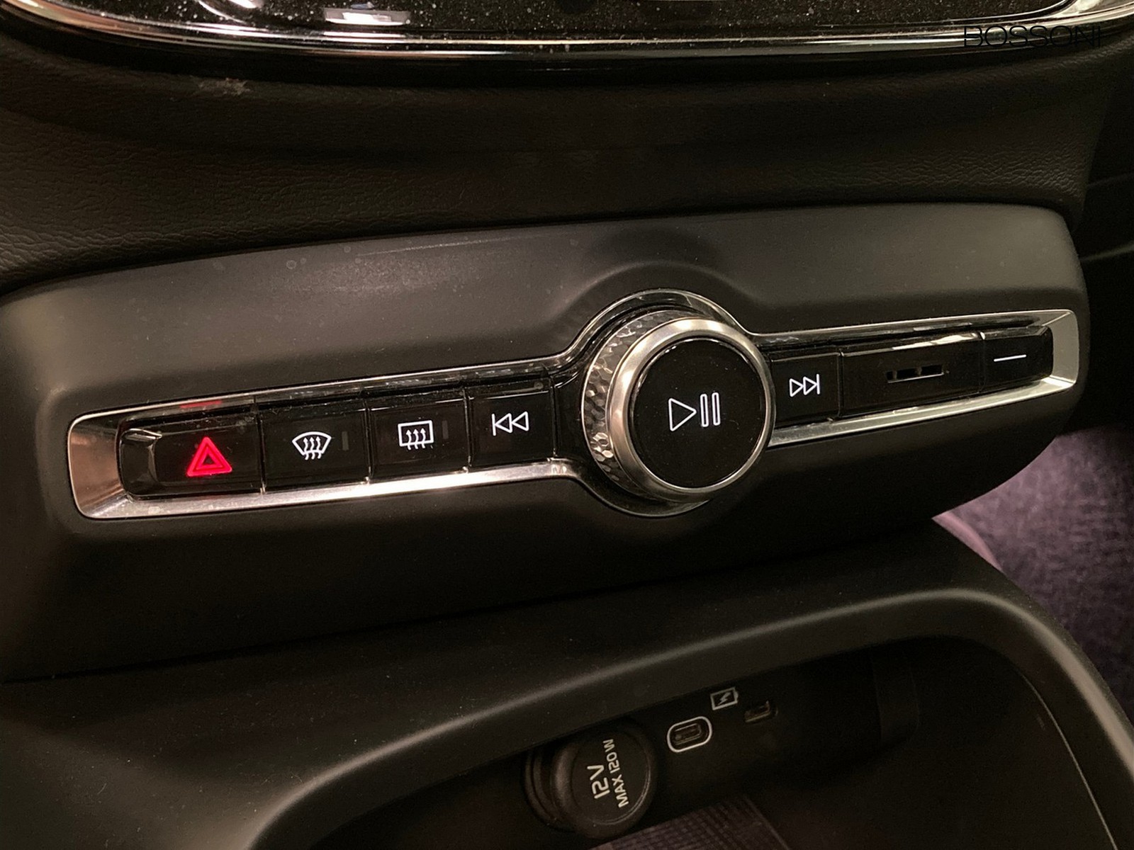 17 - Volvo XC40 2.0 b3 core automatico