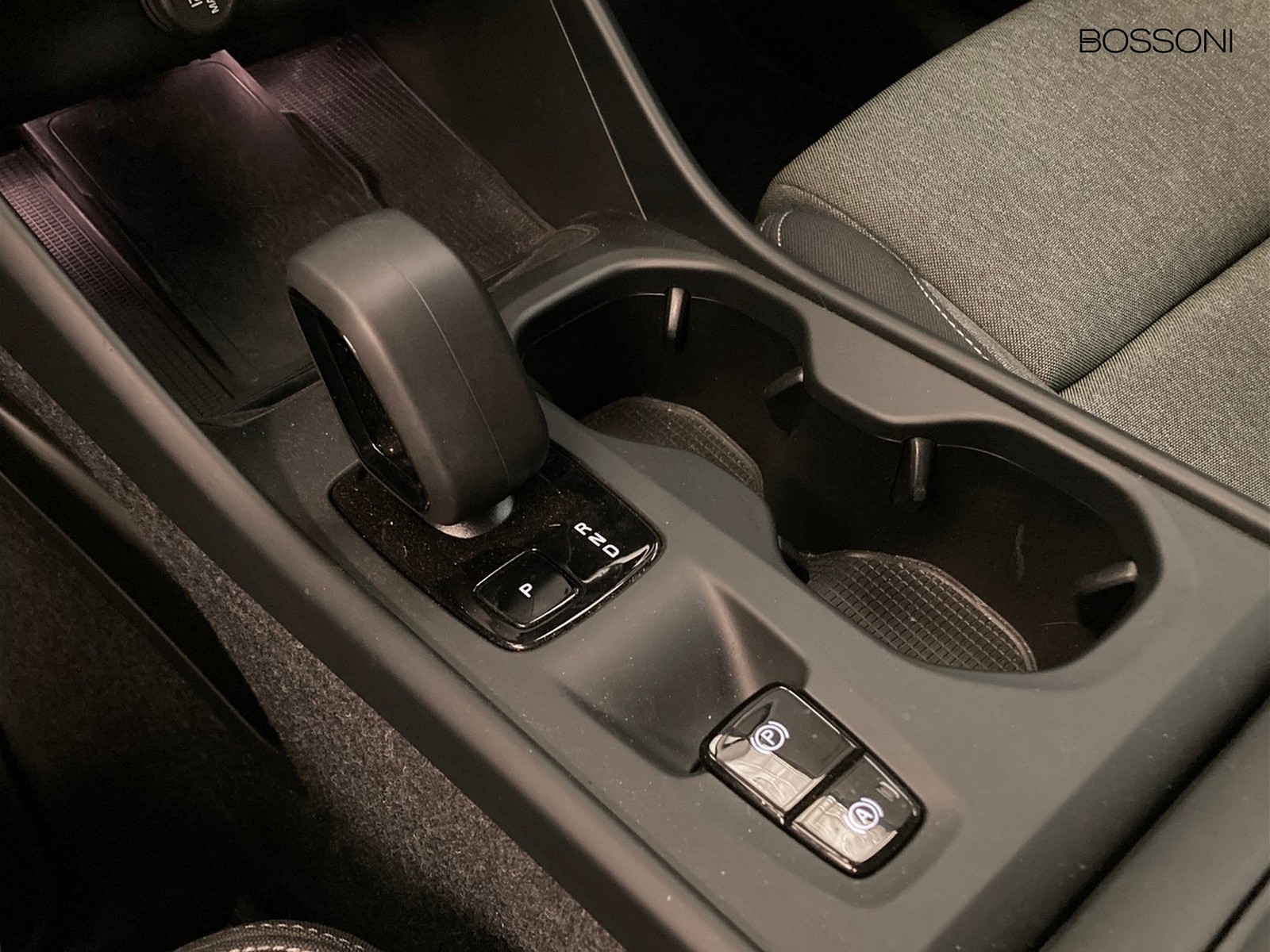 18 - Volvo XC40 2.0 b3 core automatico