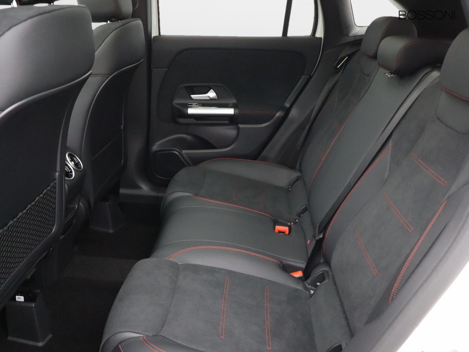 8 - Mercedes GLA 200 d amg line extra 8g-dct