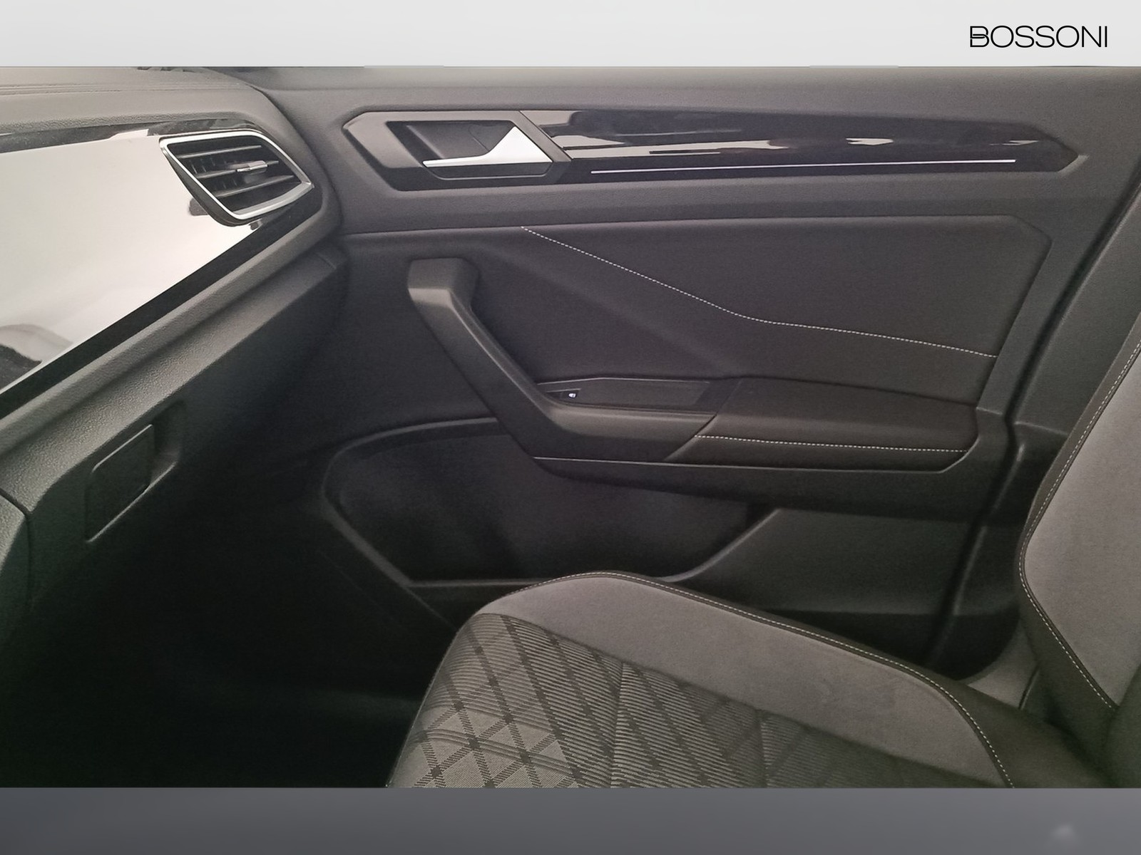 12 - Volkswagen T-Roc 1.5 tsi act r line