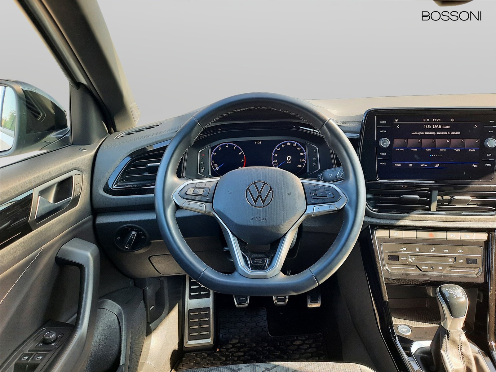 8 - Volkswagen T-Roc 1.0 tsi 110cv r line