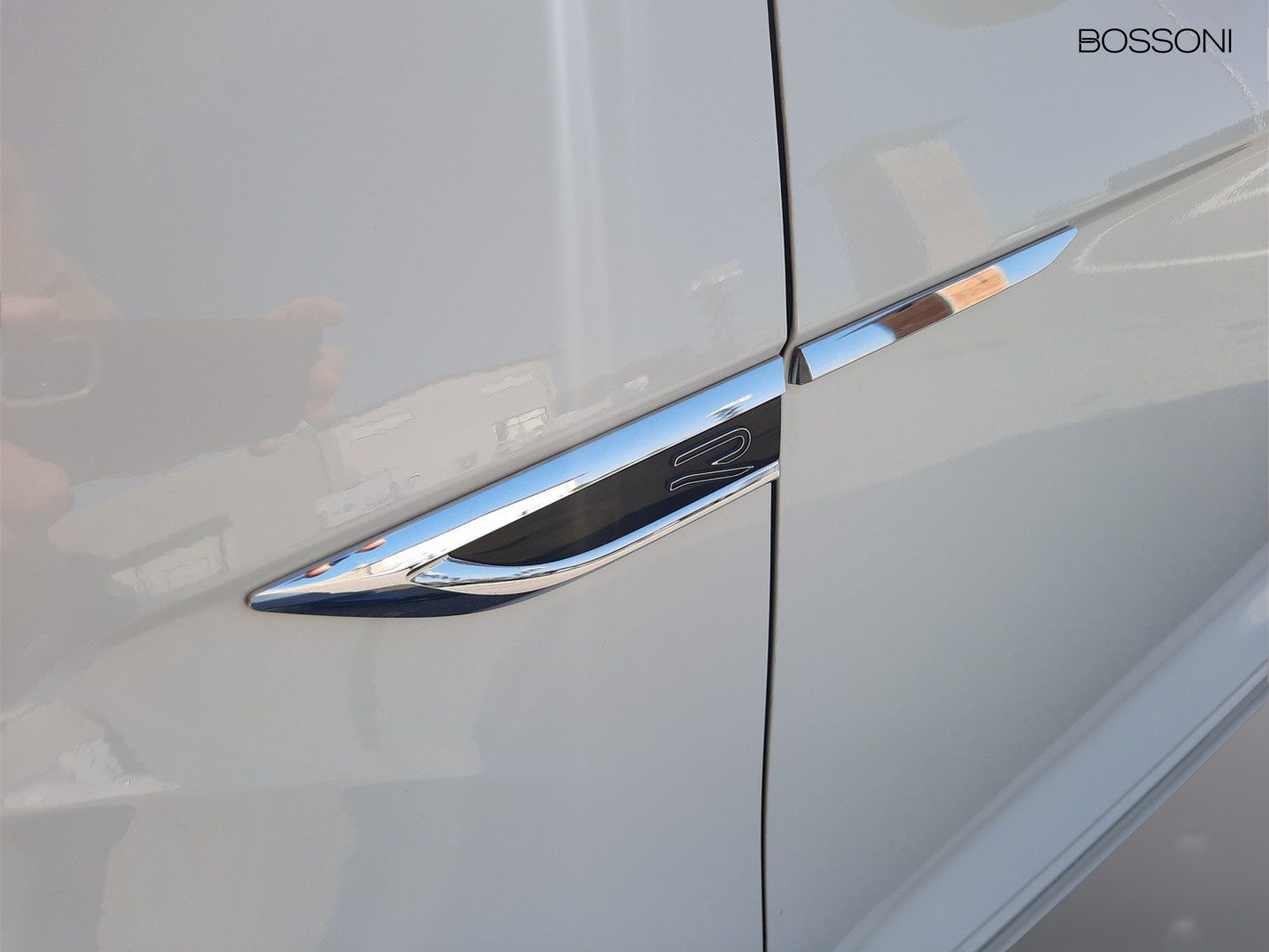 27 - Volkswagen T-Roc 1.0 tsi 110cv r line