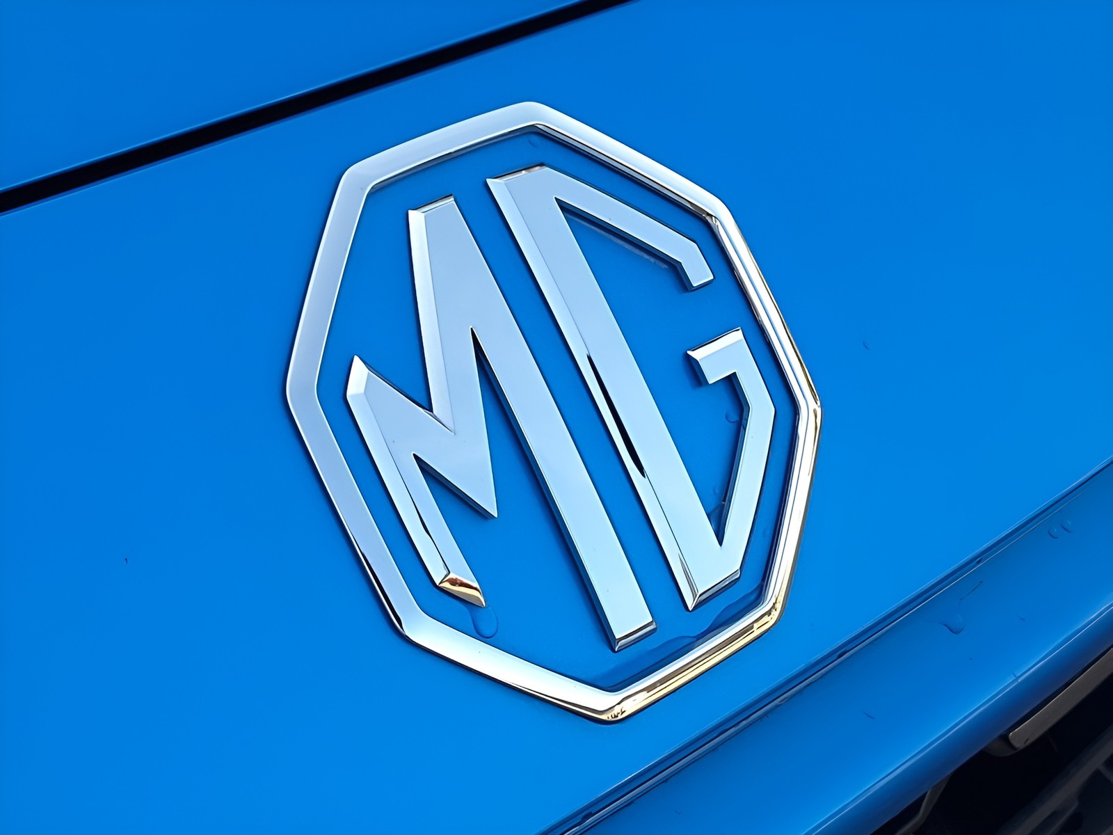 24 - Mg ZS 1.5 hybrid+ luxury auto