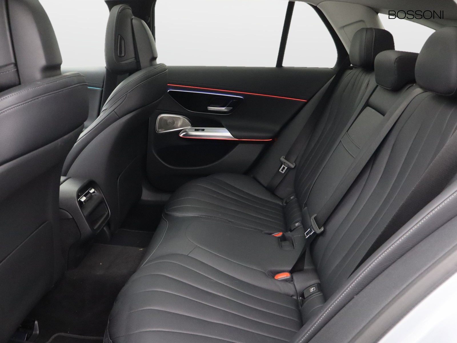 8 - Mercedes Classe E station wagon all-terrain 300 de plug-in hybrid premium 4matic 9g-tronic