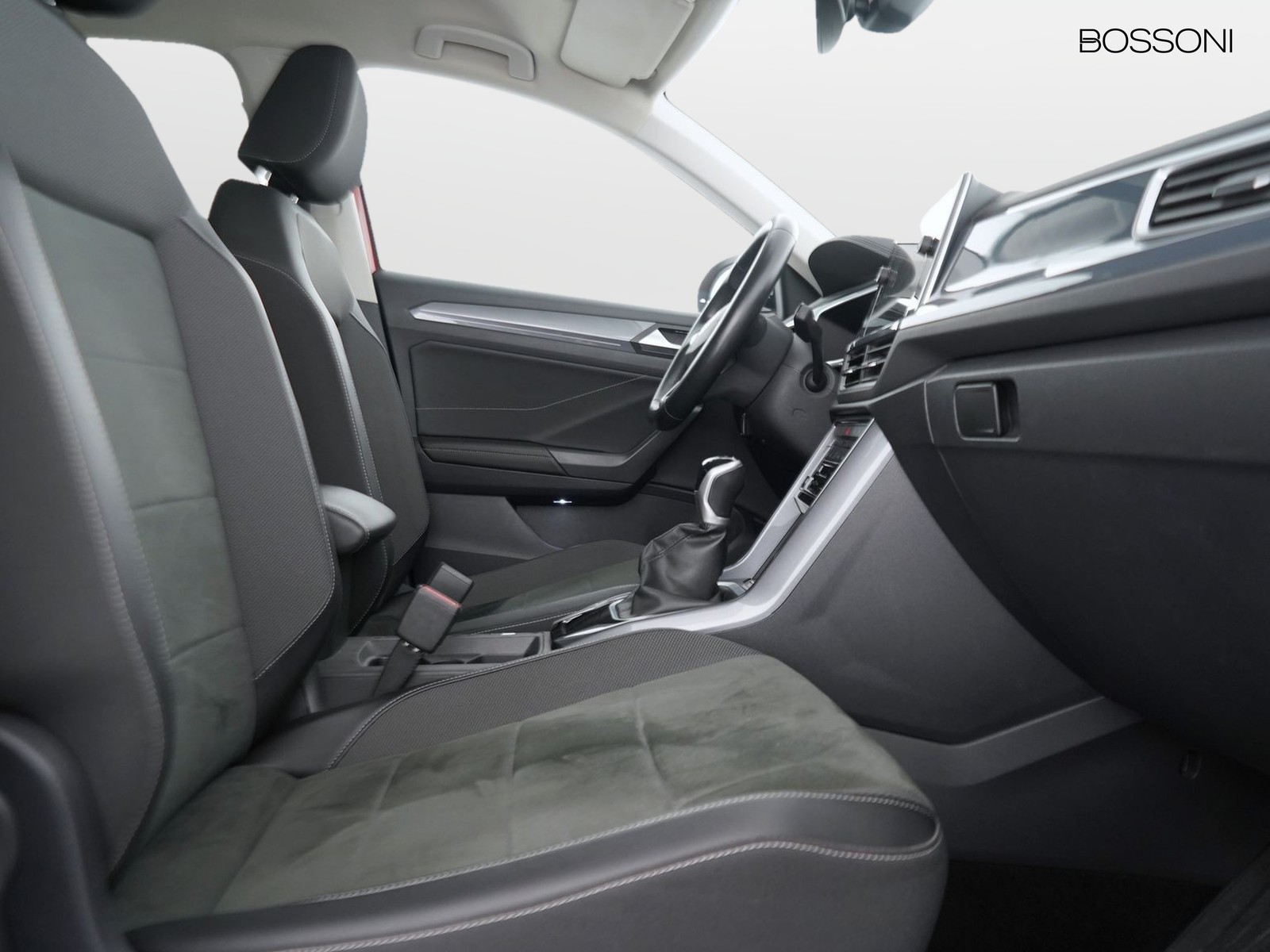 8 - Volkswagen T-Roc 1.0 tsi 110cv style