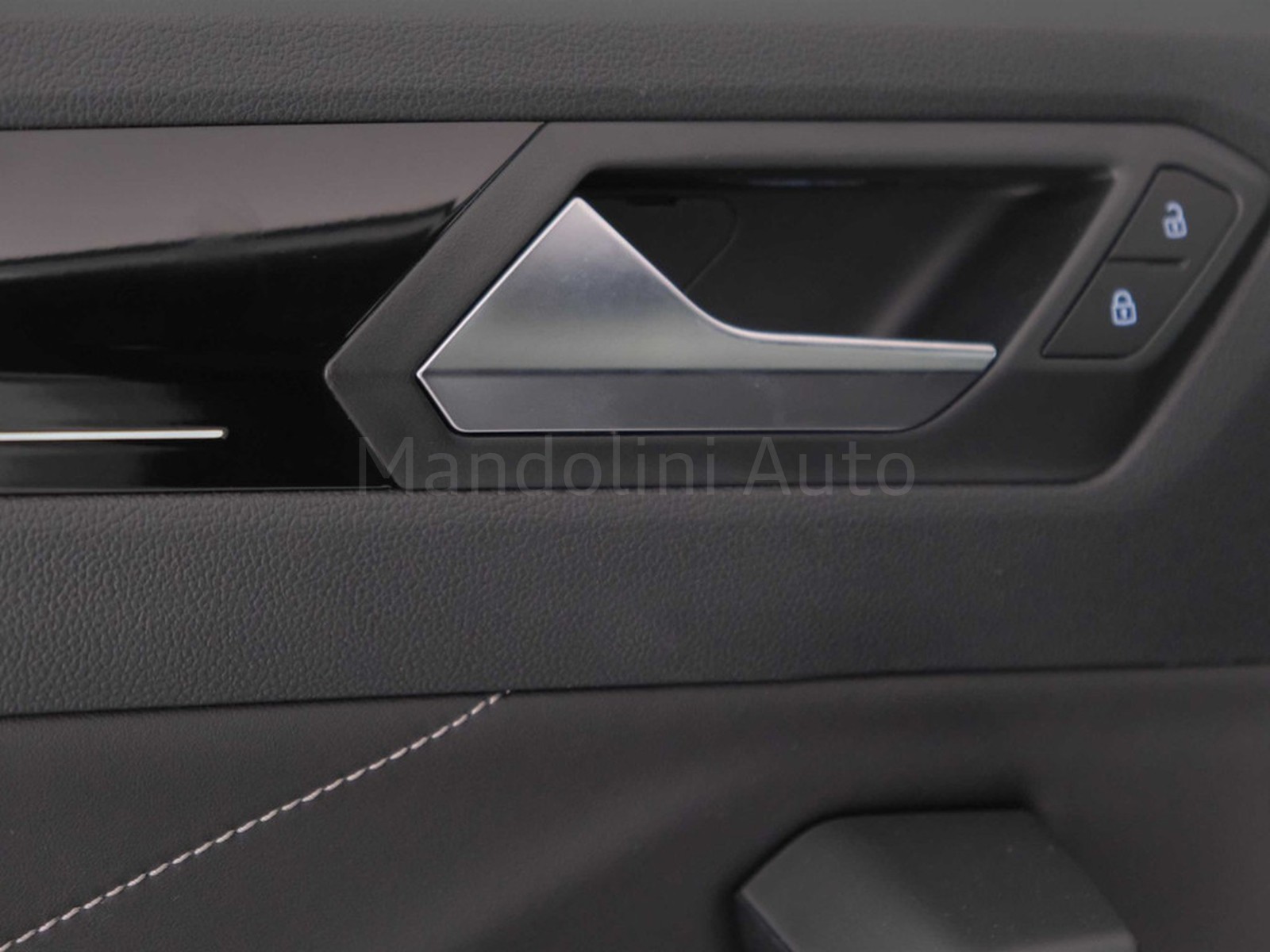 27 - Volkswagen T-Roc 2.0 tdi scr 150cv r line dsg