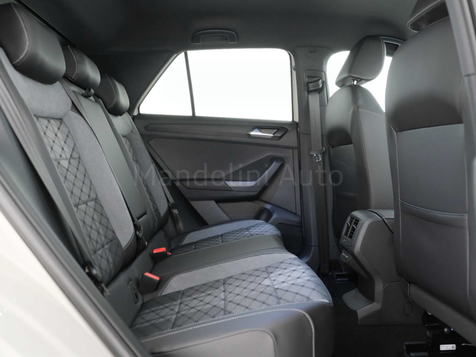 9 - Volkswagen T-Roc 2.0 tdi scr 115cv r-line plus